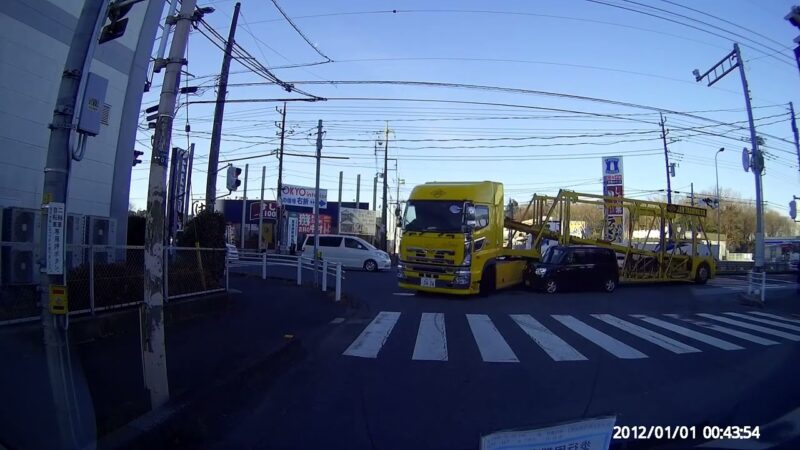 トレーラーが軽自動車が巻き込まれた瞬間が怖っ！