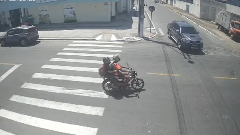 交差点で左折のバイクと直進のバイクが衝突してしまいました。