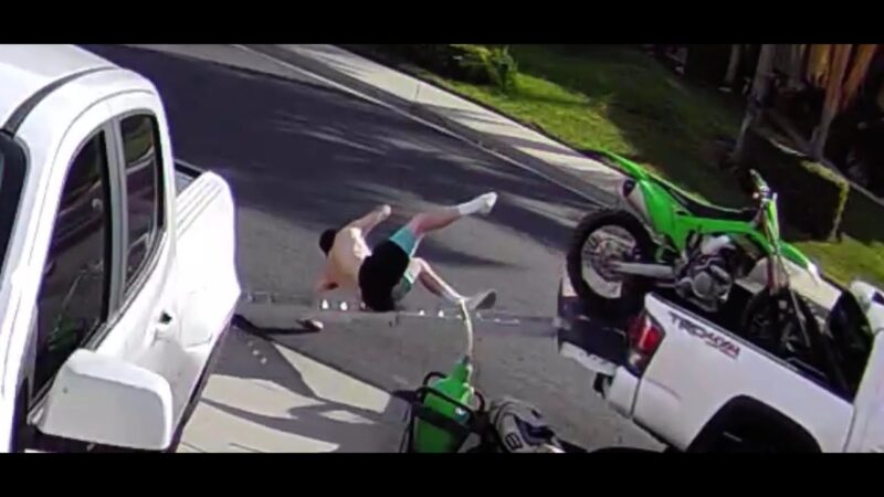 ピックアップトラックからバイクを降ろしている途中に転落した男性。