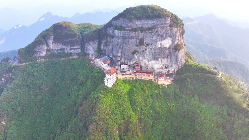 貴州省の岩山の下で巨大な古代寺院が発見されました！