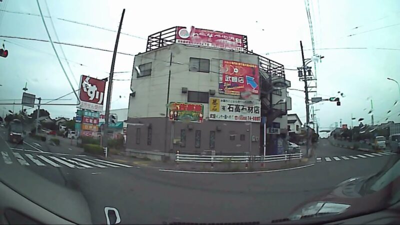 青信号で発信したら横から車両が突っ込んできて大クラッシュ！