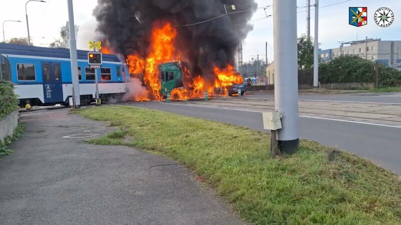 トラックと電車の衝突事故で大炎上！！