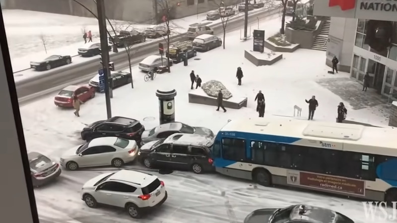 大雪が降って交通事故が止まらなくなった！！