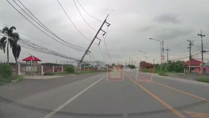 事故をした車両が電柱を倒しつられて倒れだす電柱たち！！