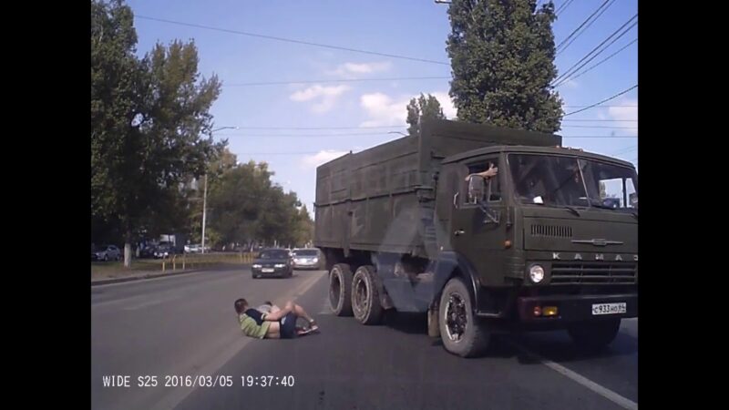 KamAZ(カマーズ)が横断歩道で親子をはねた瞬間が撮影された！！