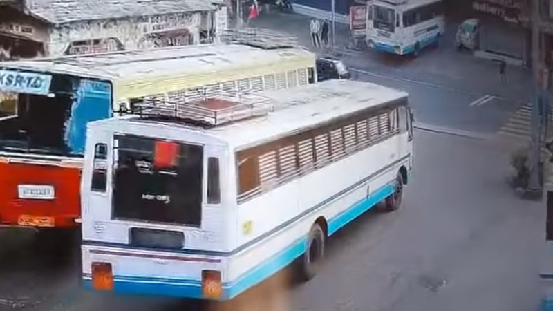 車庫に駐車していたバスが勝手に動き出し・・・