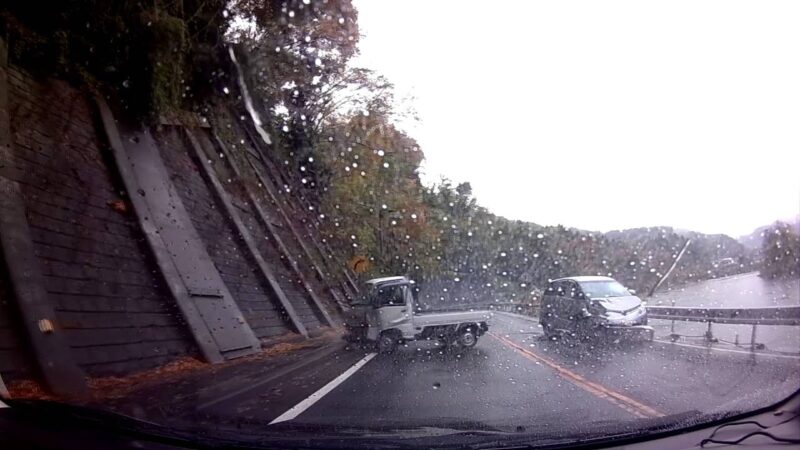 雨でスリップした軽自動車が対向車と激突！！