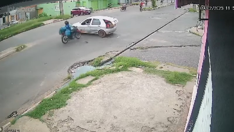 側道から車が出てきてバイクが突っ込んだが無傷だった映像！！