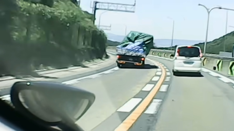 名阪国道を走行中に目の前でおきたトラック横転事故の瞬間がやばぁい！！