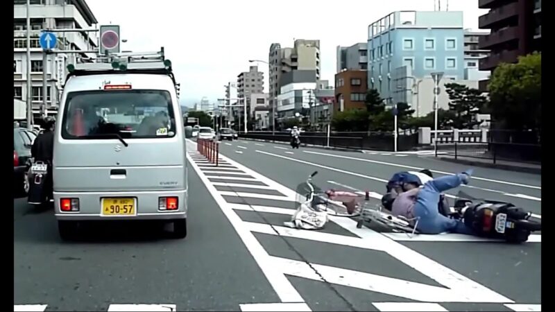 自転車の女の子とバイクのおっさんが衝突事故を起こしました！！