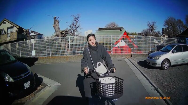 スマホを見ながら自転所を運転していた女が当て逃げをした瞬間です。