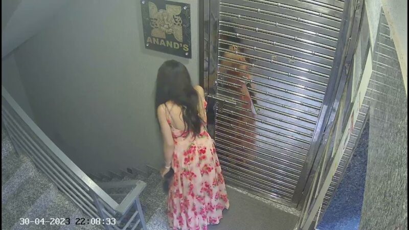 お店のドアノブに触った途端に気を失った女性。