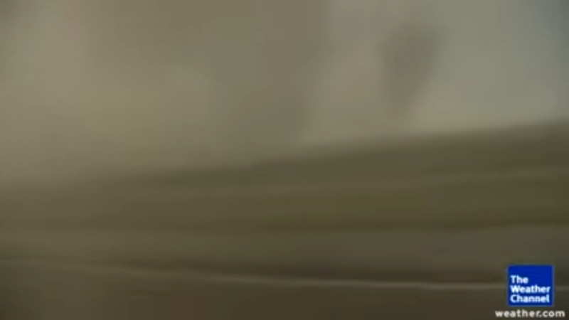 竜巻に巻き込まれ車内で激しく回転する撮影隊がヤバすぎる！！