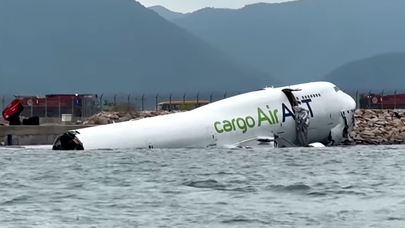 香港で貨物機が滑走路を逸脱し保安員2名が死亡してしまった！！