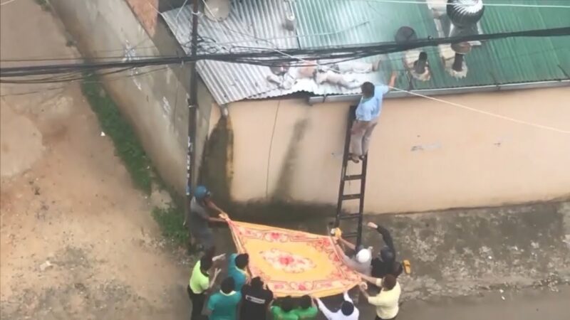 【衝撃映像】煙突掃除中の男性が高圧電線に触れて感電する瞬間