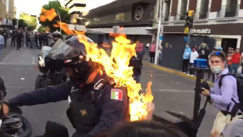 【衝撃映像】メキシコの抗議デモ中に警察官が放火される瞬間