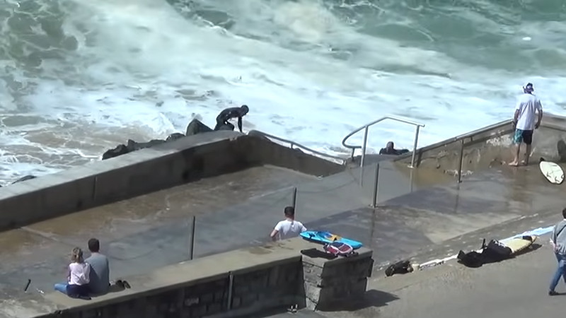 【衝撃映像】サーフボードが衝突し海岸で意識を失ったサーファーを救出中！！