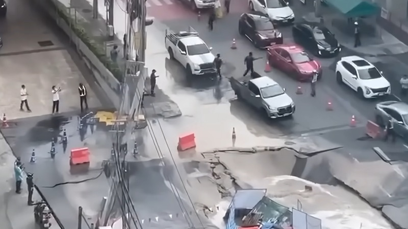 【衝撃映像】タイの病院前で道路が突如崩落し巨大なシンクホールが出現！！