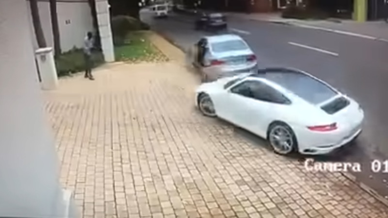 ヨハネスブルグでポルシェのドライバーが武装強盗犯を出し抜いた機転の瞬間