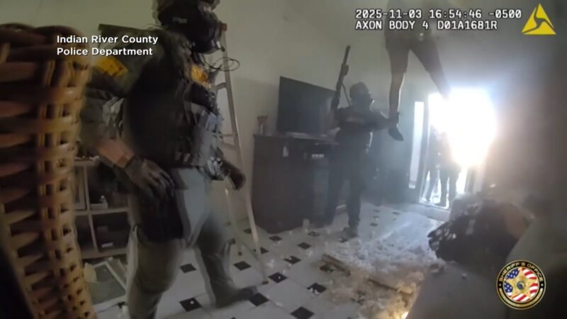 【驚愕の瞬間】天井裏に潜伏していたトラック盗難容疑者が警察官の目の前に落下した瞬間！！