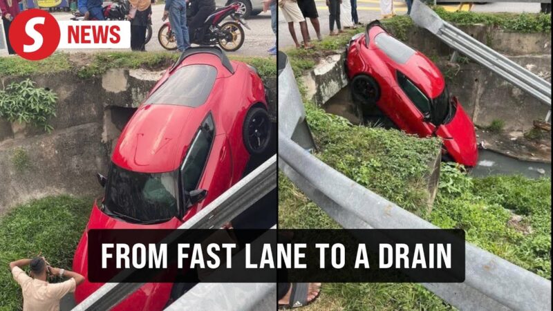 スピードを出しすぎたスポーツカーが制御を失い側溝に突っ込む衝撃的な結末をご覧下さい