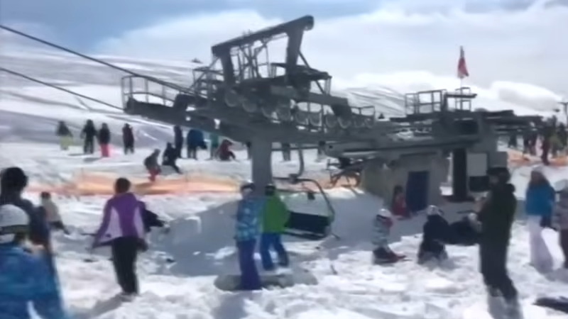 【衝撃映像】スキーリフトが突然高速で逆走！乗客が次々飛び降りた悲劇の瞬間！！