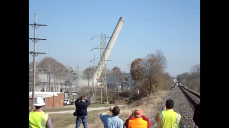 解体工事の煙突が危険な方向に倒れた失敗事例をご覧下さい。