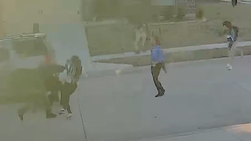 【衝撃映像】北テキサスの路上で起きた１０代の乱闘事件と群衆心理がヤバい！！