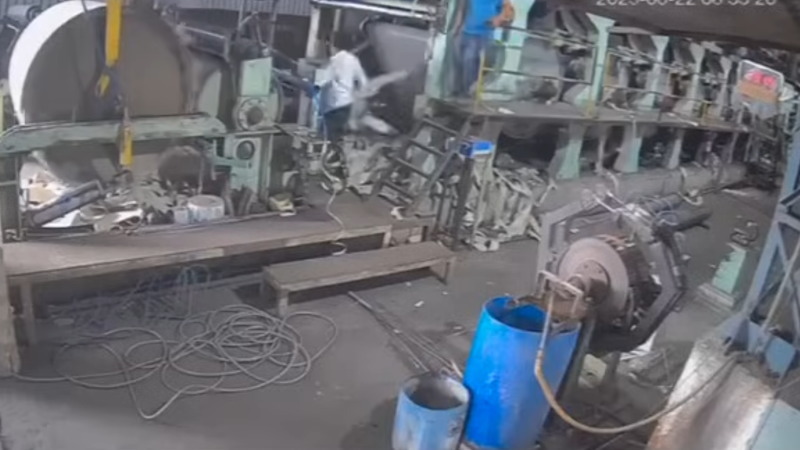 紙巻き取り機で発生した工場事故の決定的瞬間を捉えた映像。