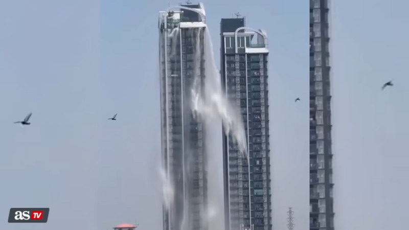 バンコク地震で30階建てビルが崩落する危険な決定的瞬間を捉えた映像。