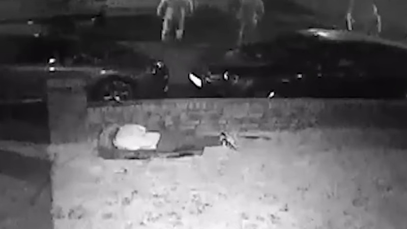 15歳少女がバット集団から逃げ壁に隠れた危機一髪瞬間映像！！