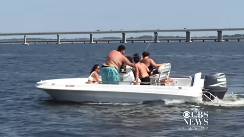 メリーランド沖でボート乗船者同士が取っ組み合いの危険瞬間映像！！