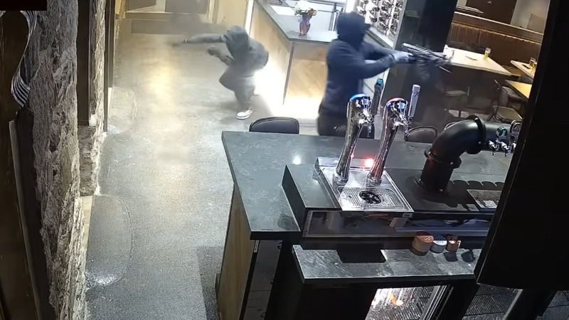 路上で武装犯が銃撃を開始した危険な決定的瞬間映像！！