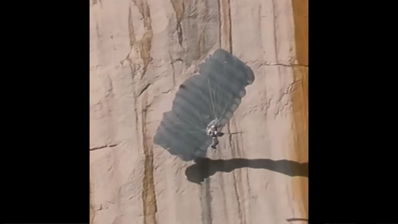 ベネズエラのエンジェルフォールで発生した危険なベースジャンプ事故の決定的瞬間映像！！
