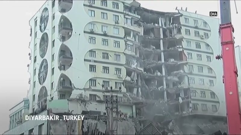 トルコ地震で建物が次々と崩壊する衝撃映像と二次災害の現実！