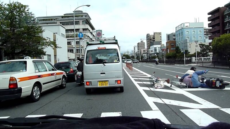 日常生活に潜む危険！街中で発生した予期せぬ接触事故の瞬間。
