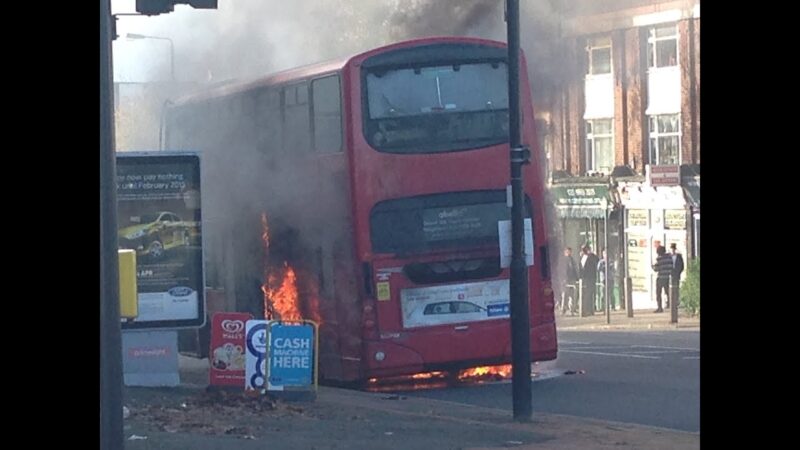 ウォリントンで発生した衝撃的なバス爆発事故の瞬間とその背景を検証！