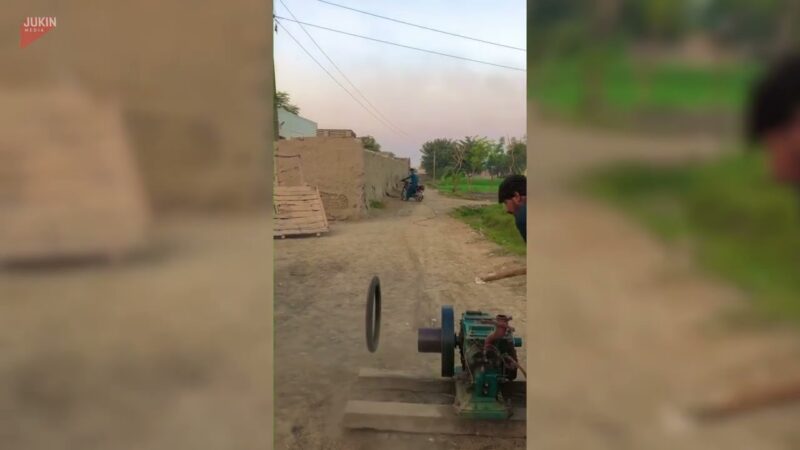 【衝撃映像】高速で分離した大型タイヤが歩行者を直撃して転倒させる危険な決定的瞬間！！