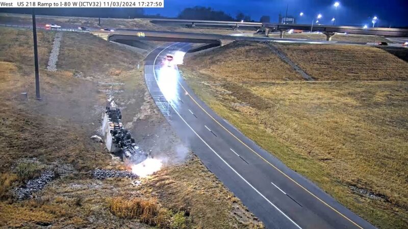 【衝撃映像】高速でカーブに進入した大型トラックが遠心力で横転する危険な事故の決定的瞬間！！