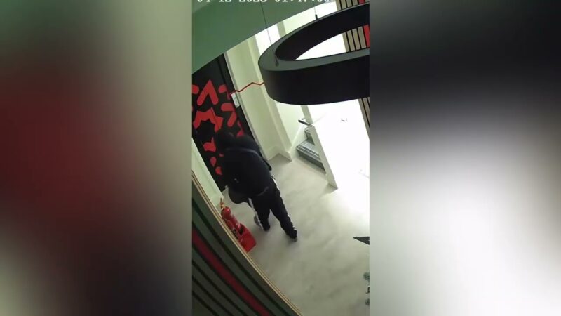 ドアノブを誤って破壊し侵入に手こずるマヌケな空き巣の決定的瞬間！！