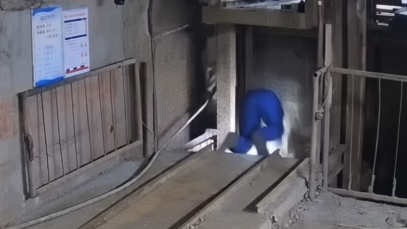 鉱山で作業者が二次元の穴に転落した衝撃的な危険瞬間映像！！