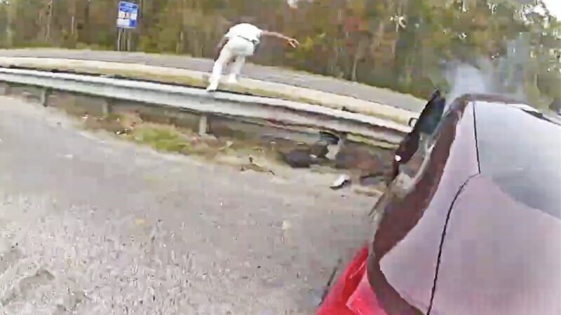 警察が逃走犯を白いバンで追跡する危険なカーチェイス決定的瞬間映像！！