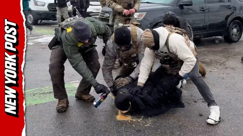 デモ活動で拘束された抗議者に噴霧された催涙スプレー！！