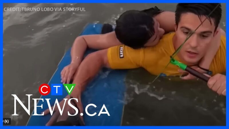 カイトサーファーがブラジル沖で溺れかけて苦しむ女性を救助しました！