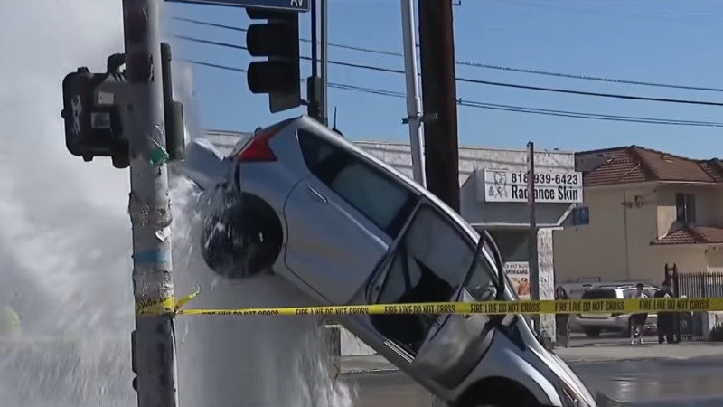 壊れた消火栓が自動車を持ち上げてしまうｗｗｗ