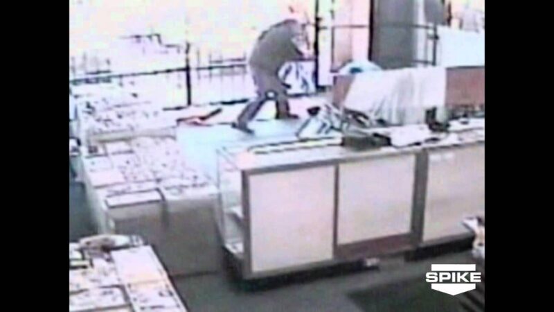 2人組の宝石泥棒が店員に銃で撃たれて失明していまいました。