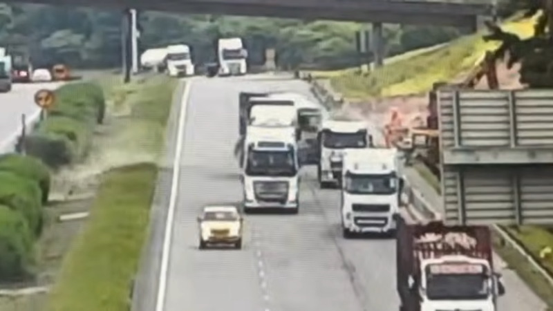 南アフリカでピックアップトラックとトラックが衝突する！！