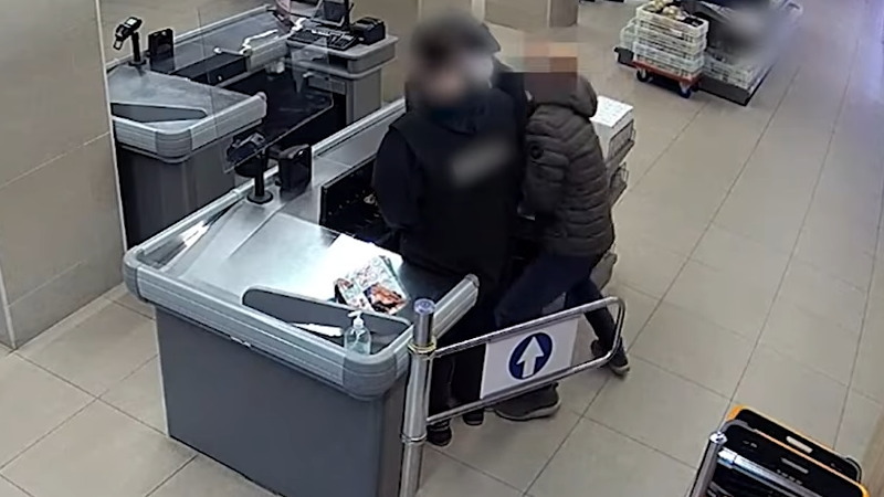 食料品店でレジの金を盗もうとしている犯人を非番の警官が阻止した！！