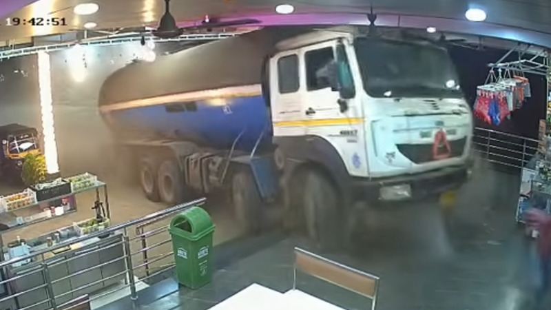 配送会社に大型車が突っ込んできたが「今日もギリギリ助かった」って感じ！！