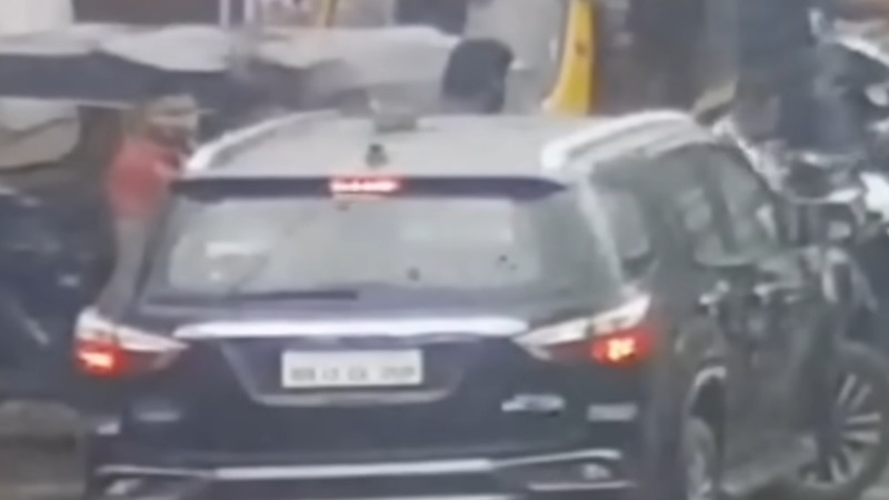 インドで車に衝突されたバイクの2人が運転手を襲撃する！！